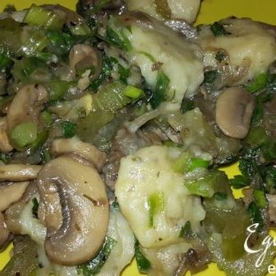 Нежирные картофельные пельмени с луком, грибами и сельдереем